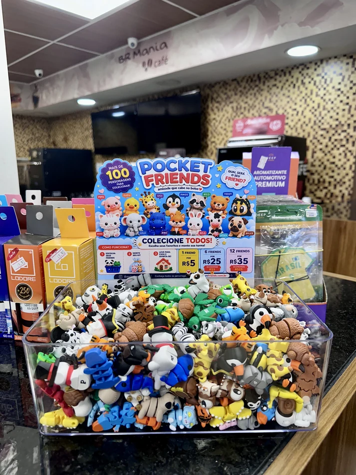 Expositor Pocket Friends com miniaturas instalado no balcão de um comércio